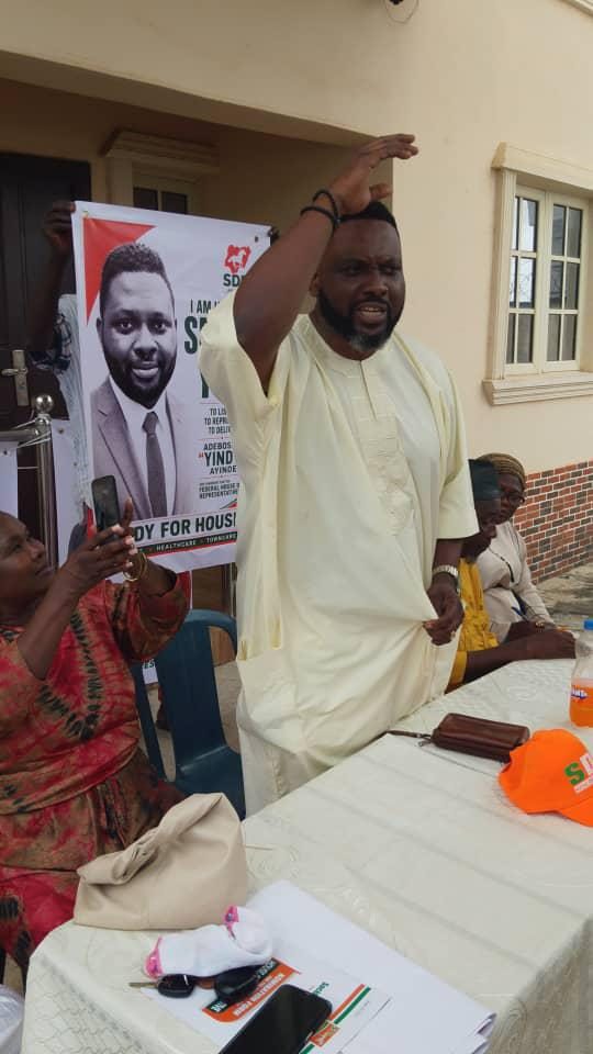 Yindy speaking with constituents in Ikorodu